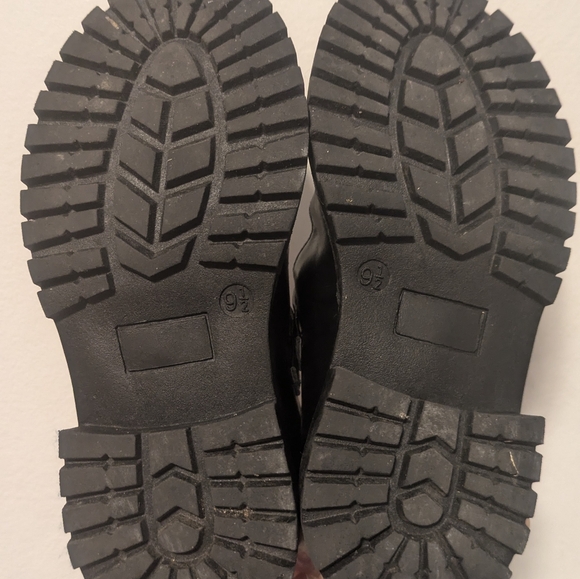 Little girls size 9 1/2 black shoes - Picture 3 of 3